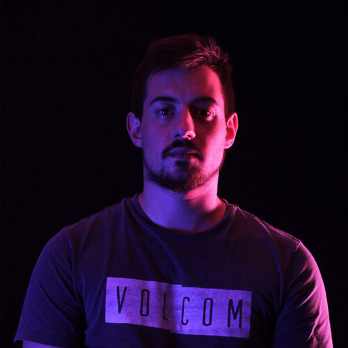 Headshot of the artist André Oliveira with pink and purple side lights